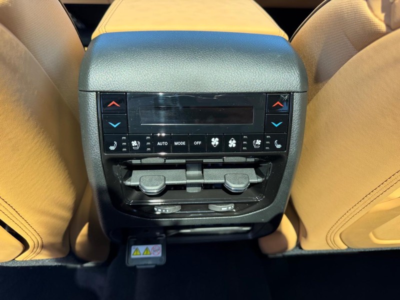 Jeep Grand Cherokee L Vehicle Full-screen Gallery Image 12