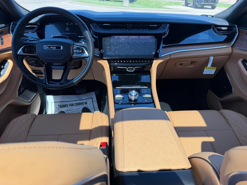 Jeep Grand Cherokee L Vehicle Full-screen Gallery Image 13