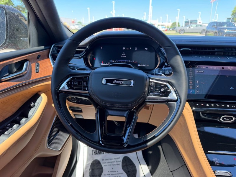Jeep Grand Cherokee L Vehicle Full-screen Gallery Image 14