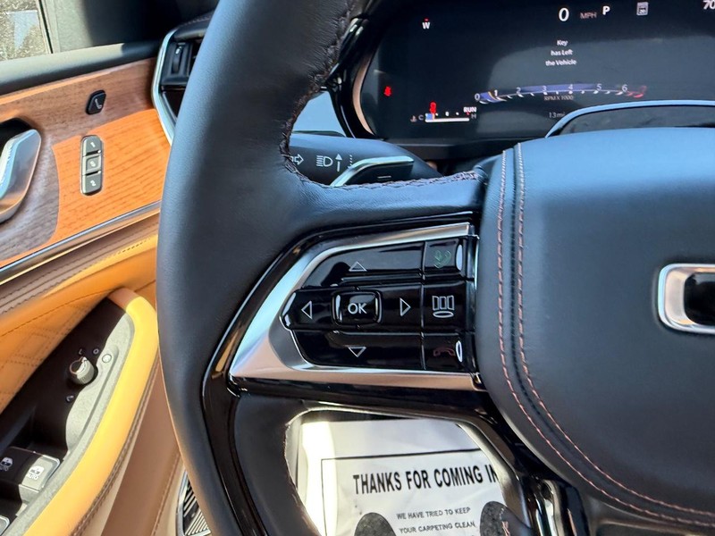 Jeep Grand Cherokee L Vehicle Full-screen Gallery Image 15