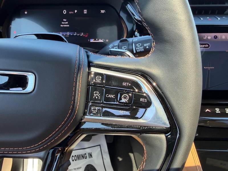 Jeep Grand Cherokee L Vehicle Full-screen Gallery Image 16