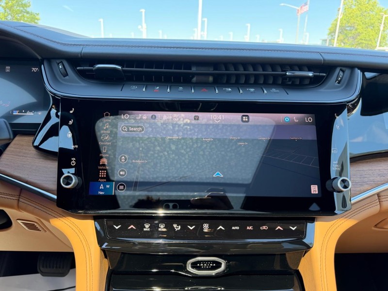 Jeep Grand Cherokee L Vehicle Full-screen Gallery Image 17