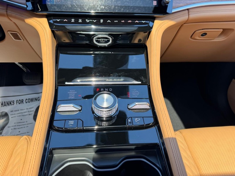 Jeep Grand Cherokee L Vehicle Full-screen Gallery Image 19