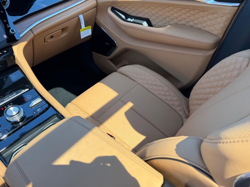 Jeep Grand Cherokee L Vehicle Full-screen Gallery Image 20