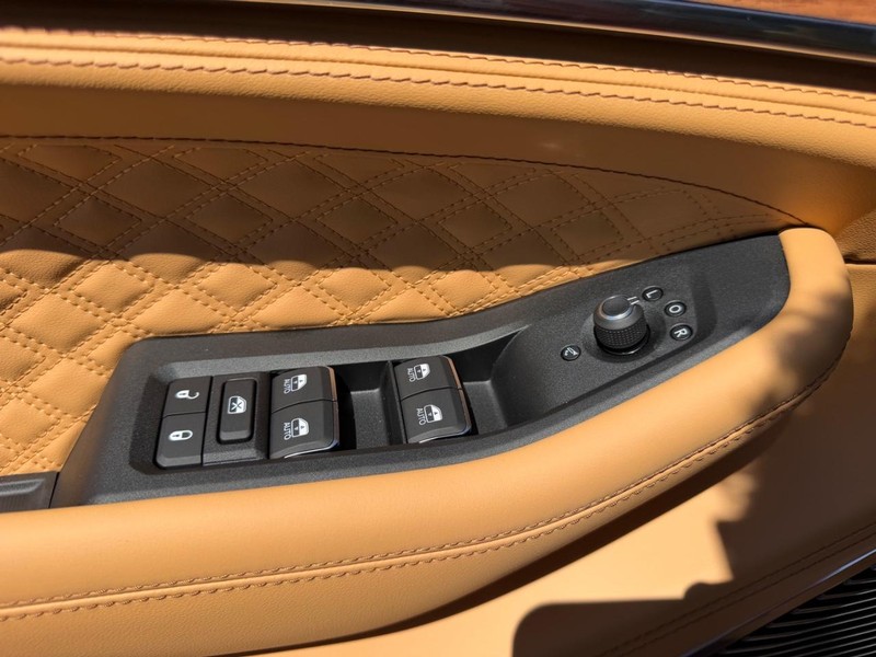 Jeep Grand Cherokee L Vehicle Full-screen Gallery Image 21