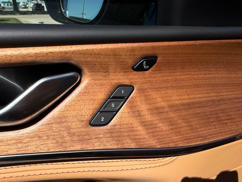 Jeep Grand Cherokee L Vehicle Full-screen Gallery Image 22