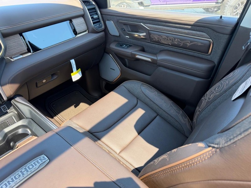 Ram 1500 Vehicle Full-screen Gallery Image 18