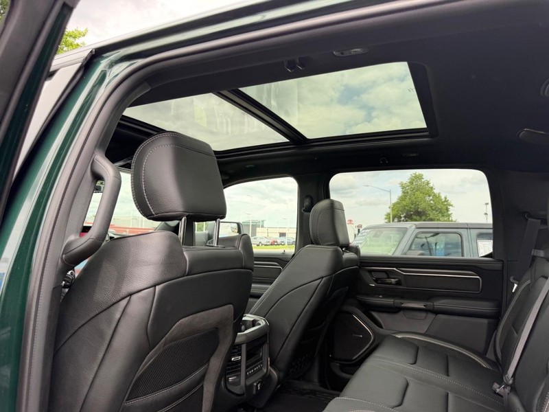 Ram 1500 Vehicle Full-screen Gallery Image 9
