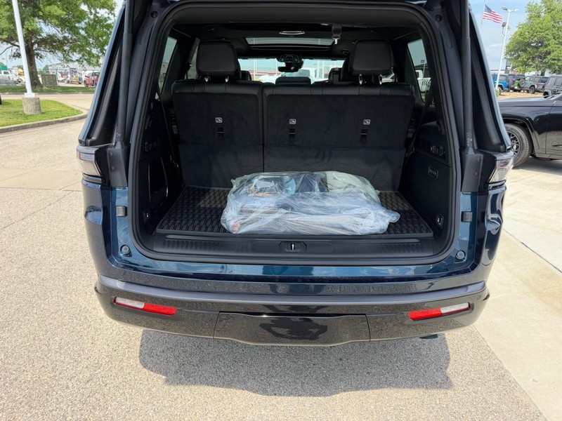 Jeep Grand Wagoneer Vehicle Full-screen Gallery Image 6