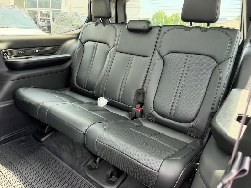 Jeep Grand Wagoneer Vehicle Full-screen Gallery Image 9