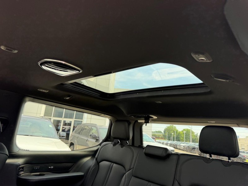 Jeep Grand Wagoneer Vehicle Full-screen Gallery Image 10