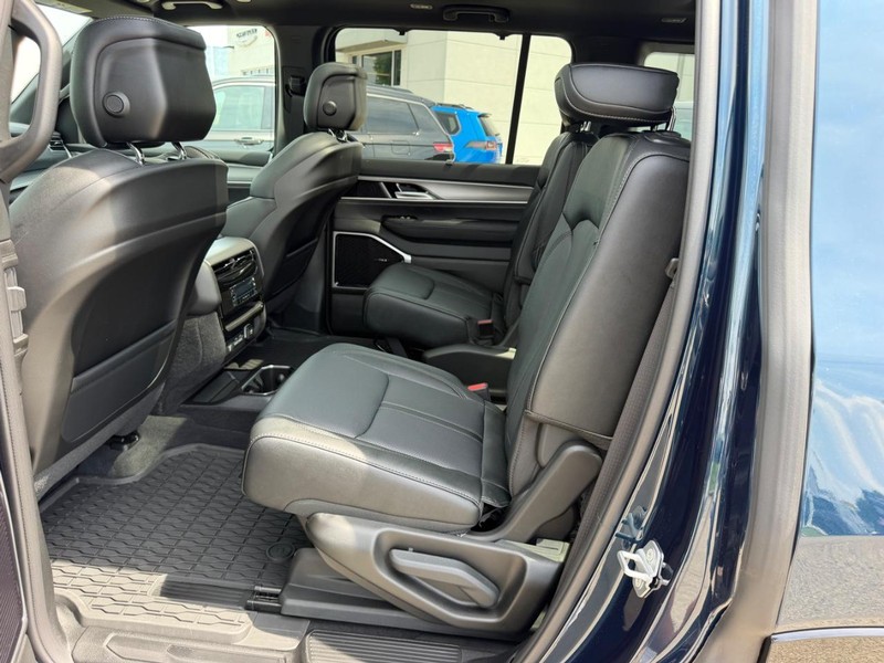 Jeep Grand Wagoneer Vehicle Full-screen Gallery Image 11