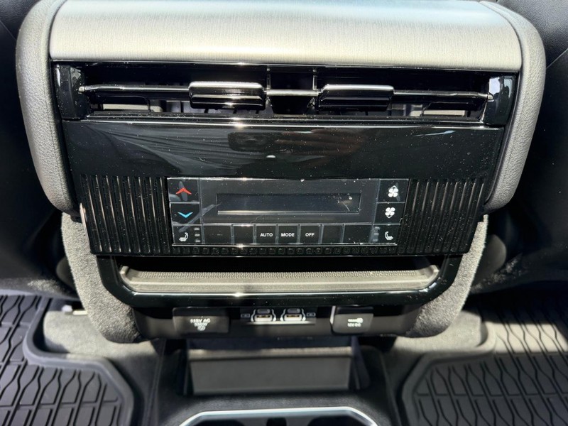 Jeep Grand Wagoneer Vehicle Full-screen Gallery Image 13