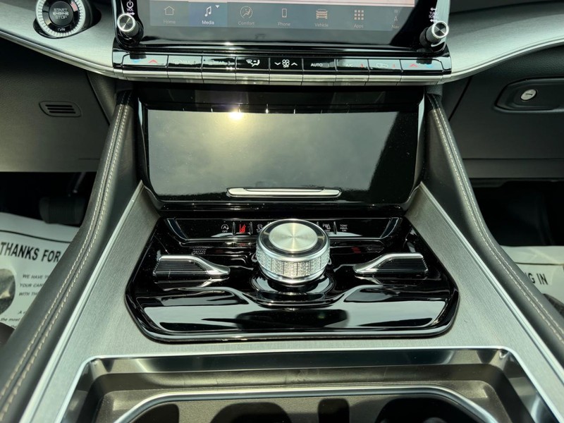 Jeep Grand Wagoneer Vehicle Full-screen Gallery Image 19
