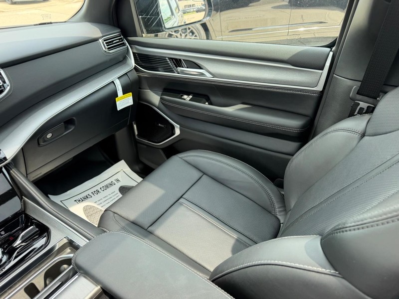Jeep Grand Wagoneer Vehicle Full-screen Gallery Image 20