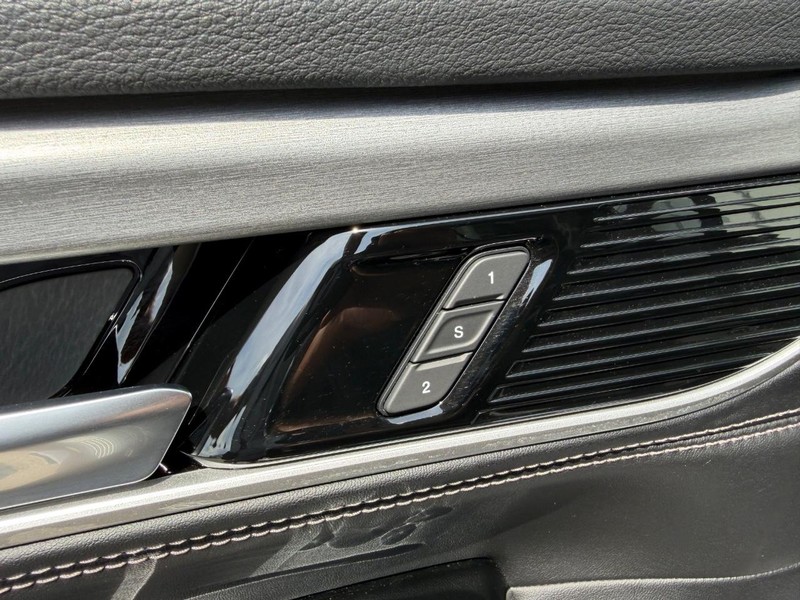 Jeep Grand Wagoneer Vehicle Full-screen Gallery Image 22