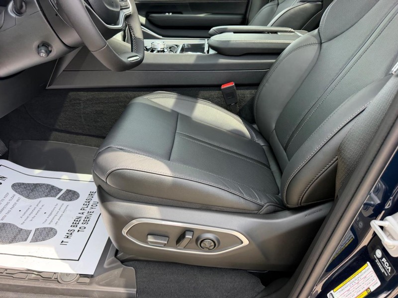 Jeep Grand Wagoneer Vehicle Full-screen Gallery Image 23