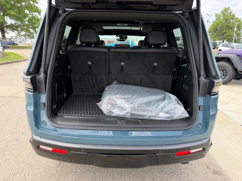 Jeep Grand Wagoneer Vehicle Full-screen Gallery Image 6