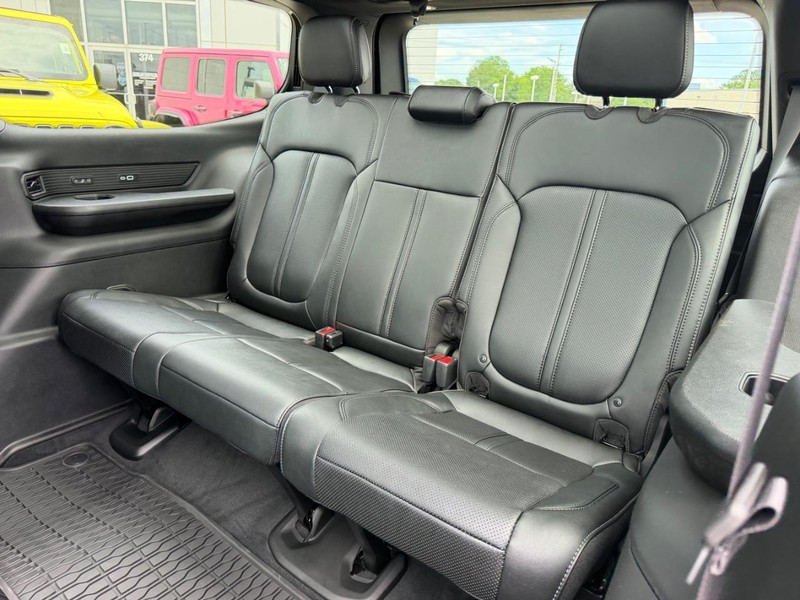 Jeep Grand Wagoneer Vehicle Full-screen Gallery Image 9