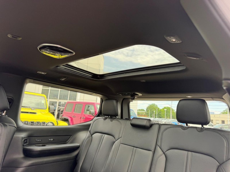 Jeep Grand Wagoneer Vehicle Full-screen Gallery Image 10