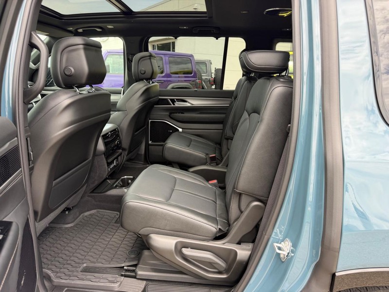 Jeep Grand Wagoneer Vehicle Full-screen Gallery Image 11