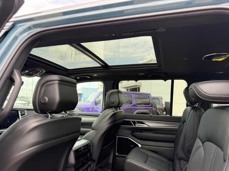 Jeep Grand Wagoneer Vehicle Full-screen Gallery Image 12
