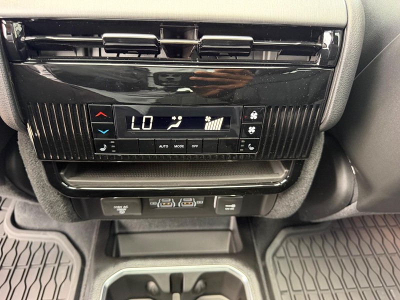 Jeep Grand Wagoneer Vehicle Full-screen Gallery Image 13
