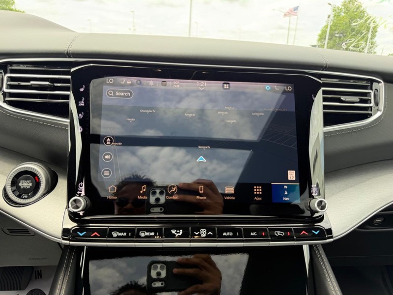 Jeep Grand Wagoneer Vehicle Full-screen Gallery Image 18