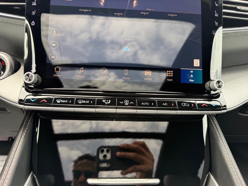 Jeep Grand Wagoneer Vehicle Full-screen Gallery Image 19