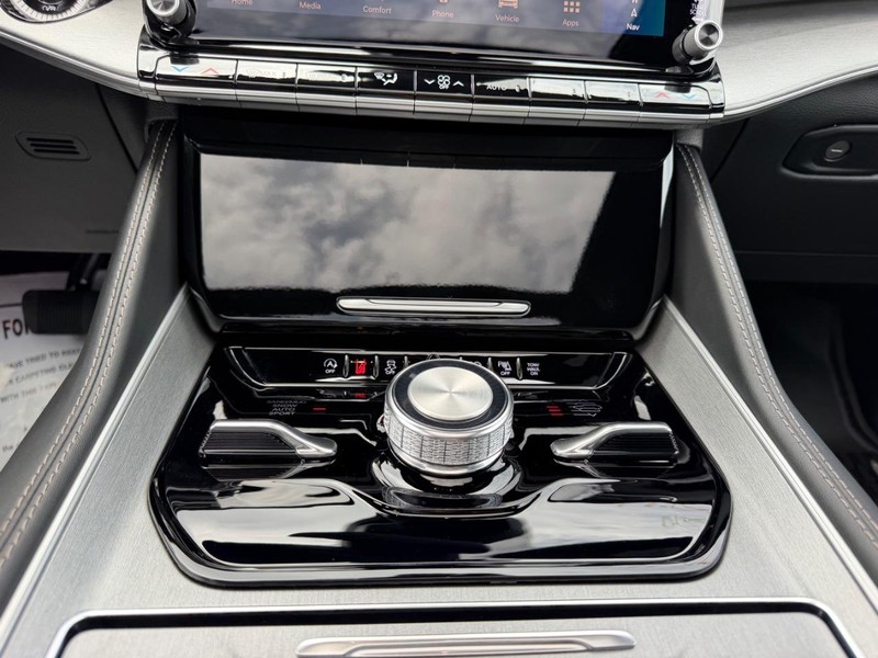 Jeep Grand Wagoneer Vehicle Full-screen Gallery Image 20