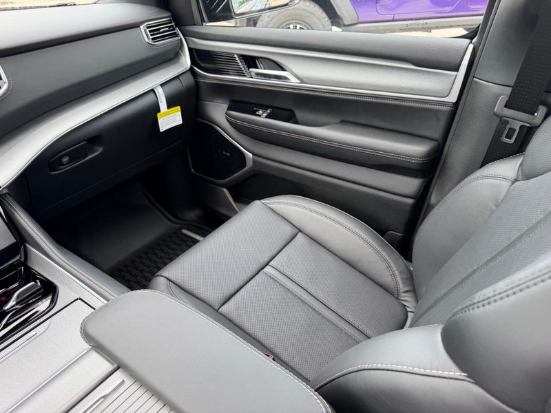 Jeep Grand Wagoneer Vehicle Full-screen Gallery Image 21