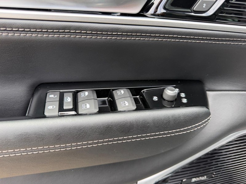 Jeep Grand Wagoneer Vehicle Full-screen Gallery Image 22