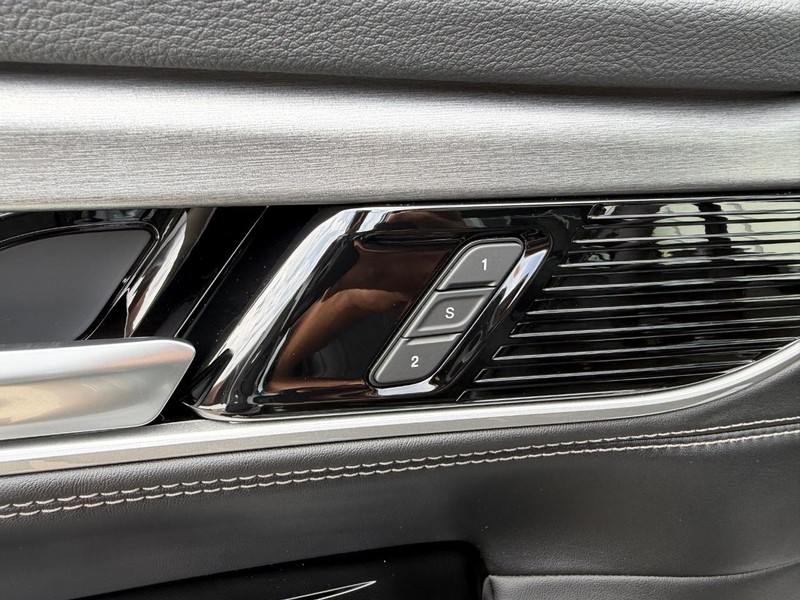 Jeep Grand Wagoneer Vehicle Full-screen Gallery Image 23