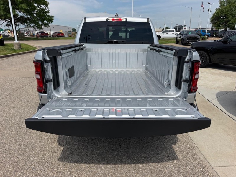 Ram 1500 Vehicle Full-screen Gallery Image 6