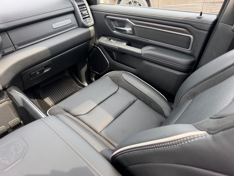 Ram 1500 Vehicle Full-screen Gallery Image 18