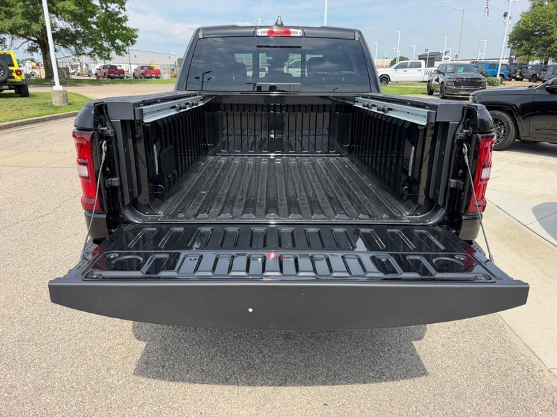 Ram 1500 Vehicle Full-screen Gallery Image 6