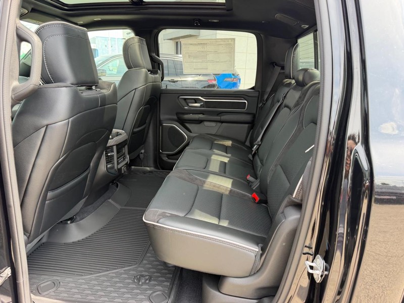 Ram 1500 Vehicle Full-screen Gallery Image 8
