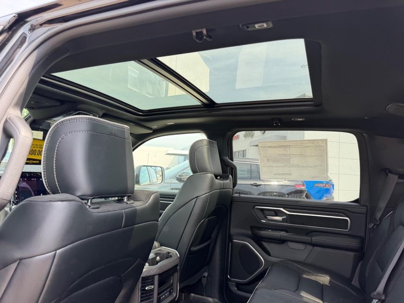 Ram 1500 Vehicle Full-screen Gallery Image 9