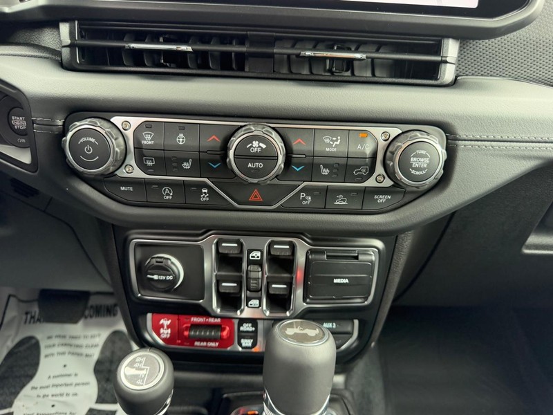 Jeep Wrangler Vehicle Full-screen Gallery Image 13