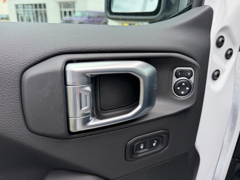 Jeep Wrangler Vehicle Full-screen Gallery Image 16