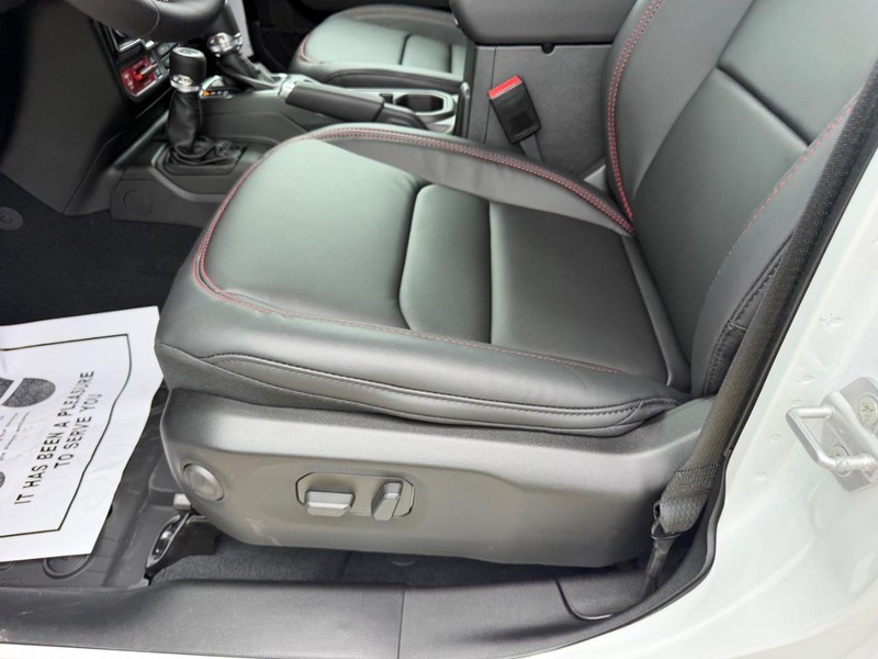 Jeep Wrangler Vehicle Full-screen Gallery Image 17
