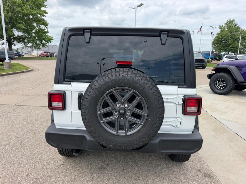 Jeep Wrangler Vehicle Full-screen Gallery Image 5