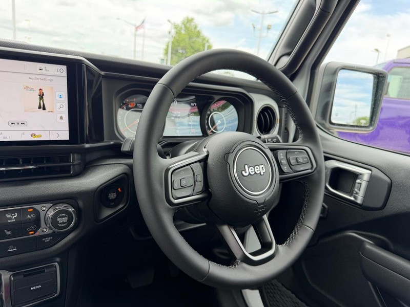 Jeep Wrangler Vehicle Full-screen Gallery Image 10