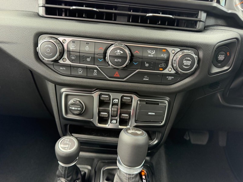 Jeep Wrangler Vehicle Full-screen Gallery Image 14