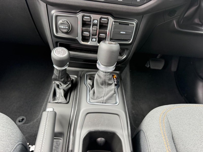 Jeep Wrangler Vehicle Full-screen Gallery Image 15