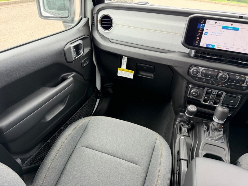 Jeep Wrangler Vehicle Full-screen Gallery Image 16