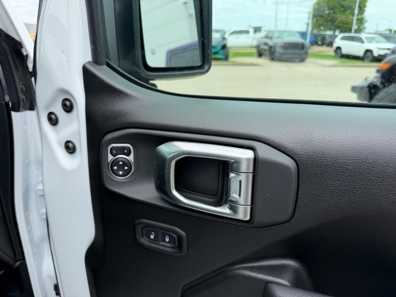 Jeep Wrangler Vehicle Full-screen Gallery Image 17