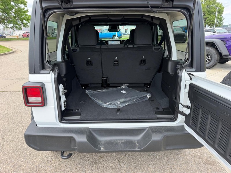 Jeep Wrangler Vehicle Full-screen Gallery Image 6