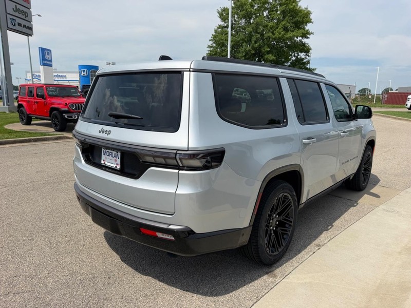 Jeep Grand Wagoneer Vehicle Full-screen Gallery Image 4