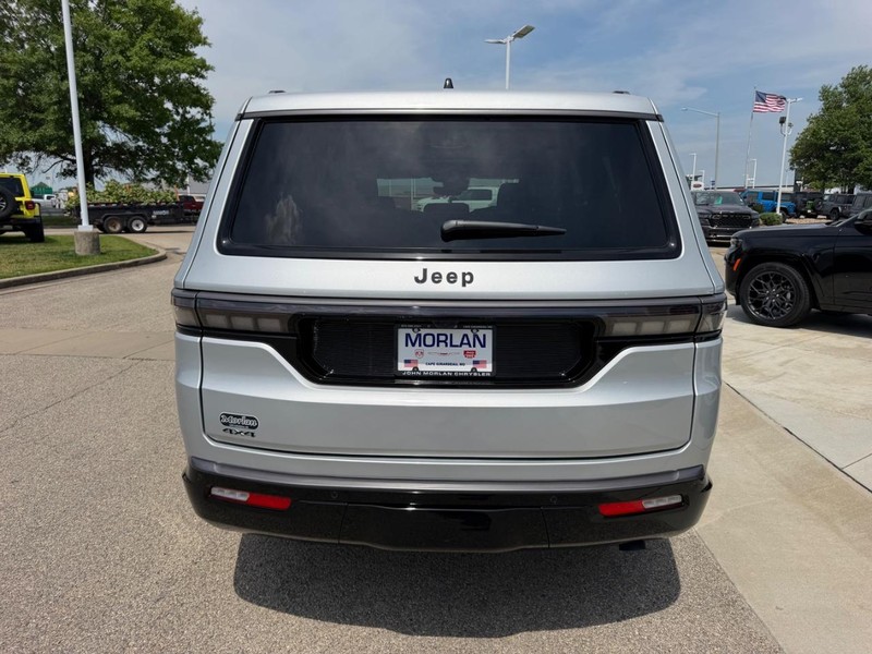 Jeep Grand Wagoneer Vehicle Full-screen Gallery Image 5